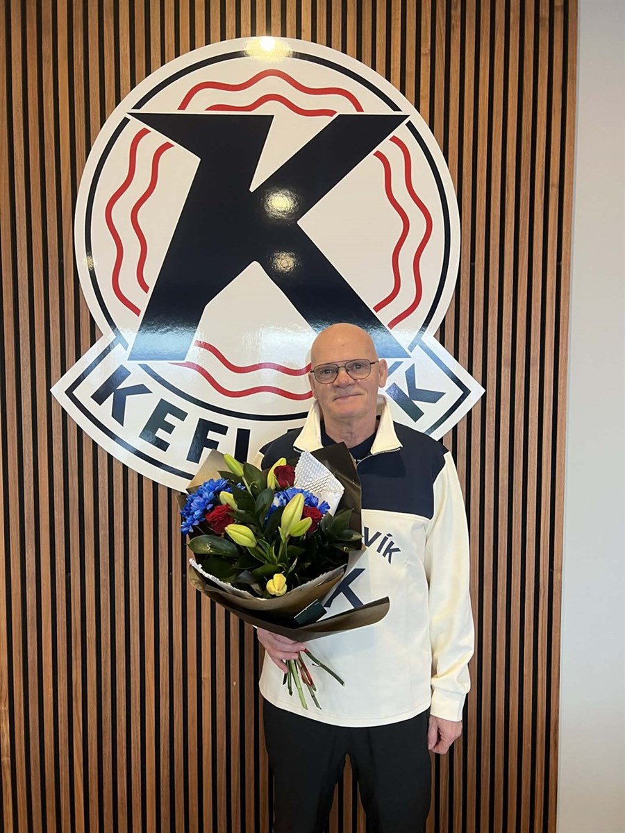 Jói í  íþróttahúsinu kveður