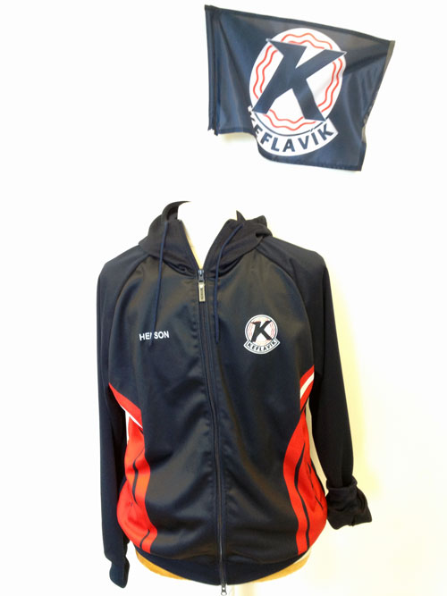 K-peysa og bílfáni